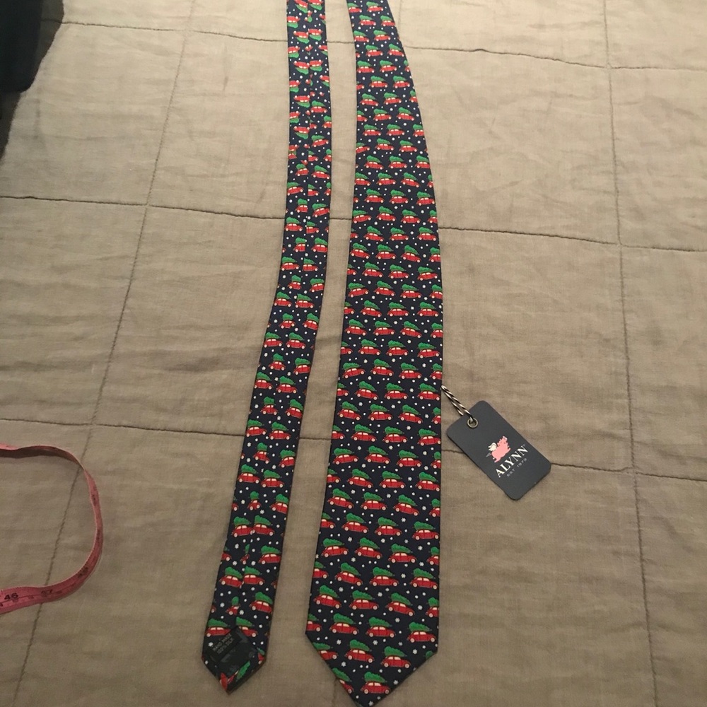 100% silk CHRISTMAS CAR-MA GREEN TIE NWT